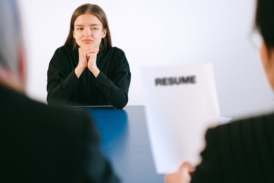 面接で笑顔の若手社会人の写真