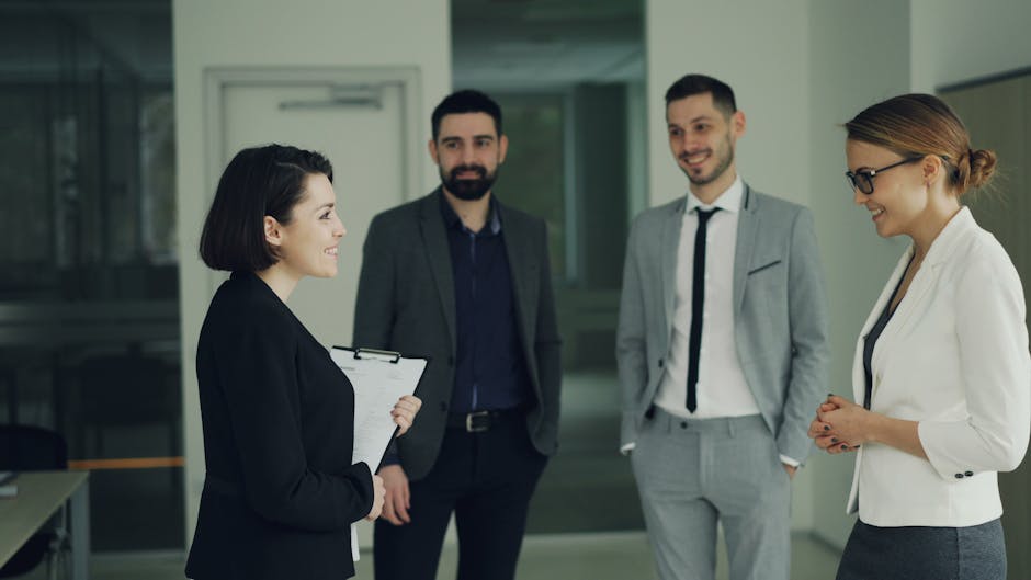 オフィスで疲労を感じる若手社会人