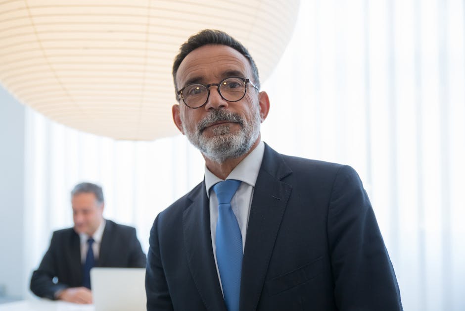 ノートパソコンで求人を検索する若手社会人