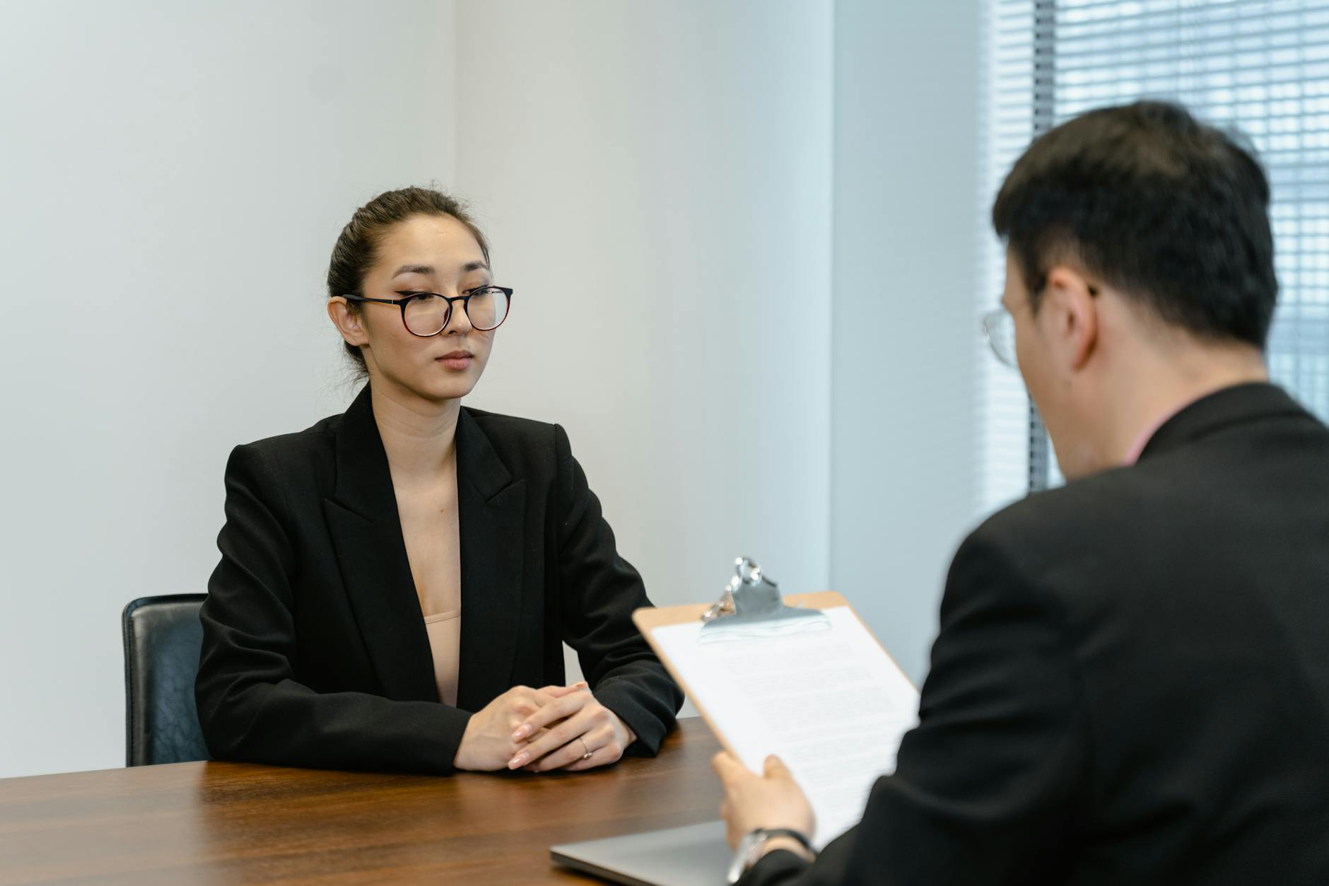 履歴書・面接準備をする若手社会人