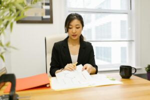 今の会社を辞めるべきか続けるべきか｜20代の判断基準チェックリストのアイキャッチ
