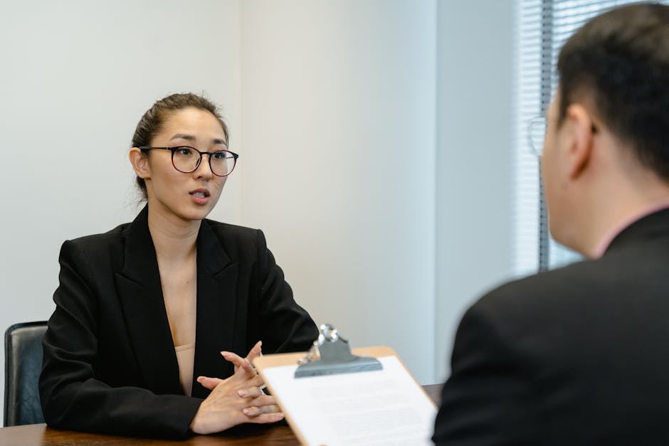 面接で退職理由を説明する場面