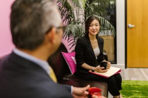 会社を辞めると言いづらい時の退職交渉術｜引き止めへの対応も解説のアイキャッチ